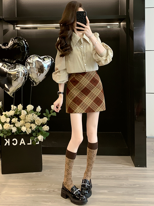Women Fashion Online - 세련된 체크무늬와 스트라이프 긴팔 셔츠와 짧은